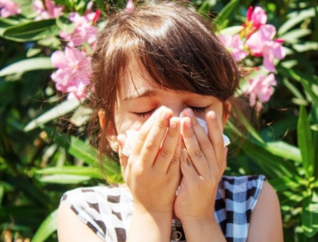 Alergia al polen en niños: cuándo empieza y qué síntomas presentan